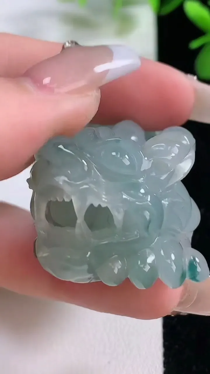 天然A货翡翠种飘花貔貅吊坠，尺寸50-26-23.4，重:63.40g
12月19日