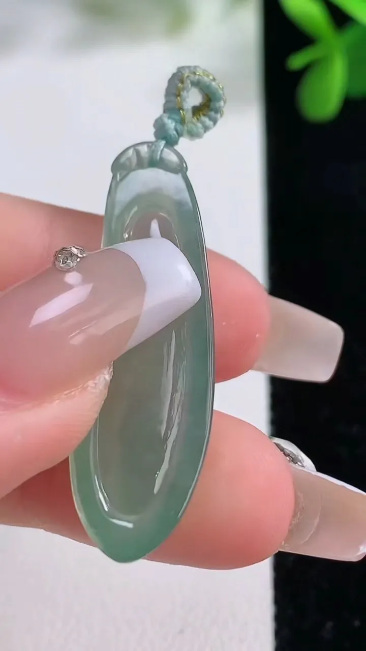 天然A货翡翠福瓜吊坠，尺寸38-12-5.8，重量:4.55g
12月19日