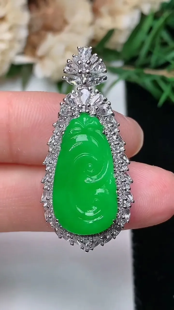 天然A货翡翠如意吊坠，尺寸34.7-16-8.6裸石19-10.6，重量:5.78g
12月19日