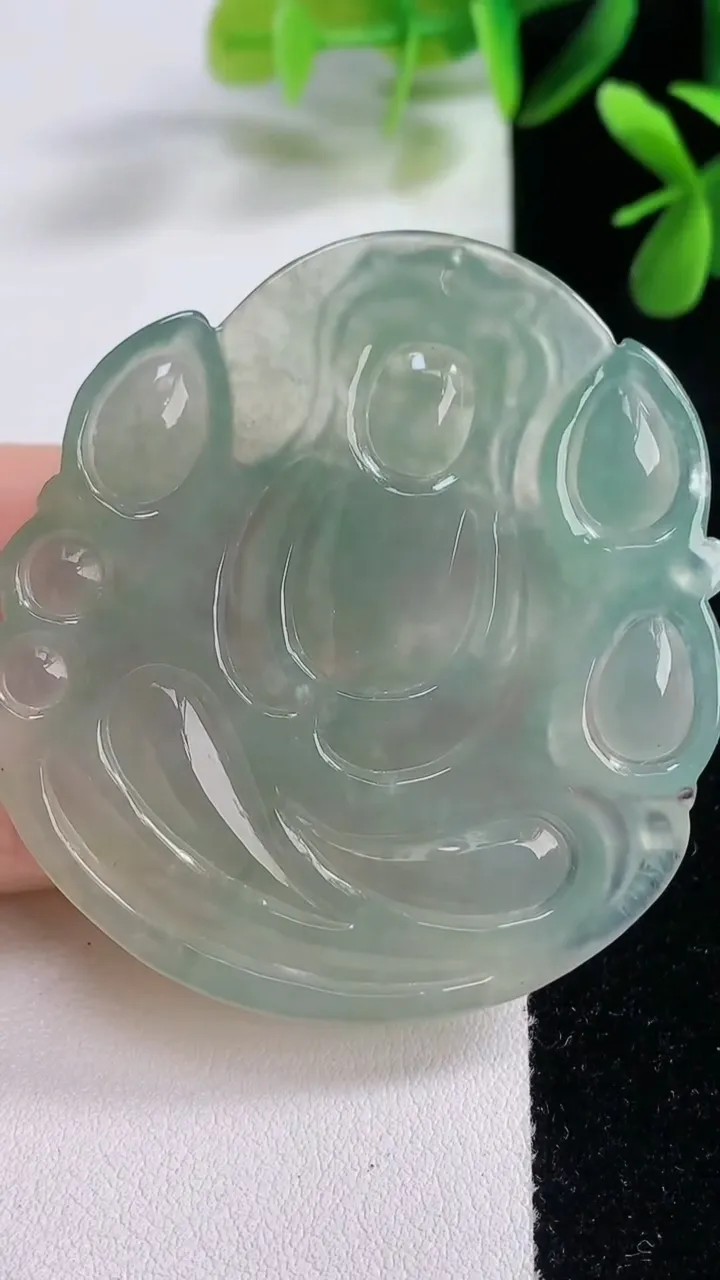 天然A货翡翠大势至菩萨吊坠，尺寸52.7-49.2-6，重:26.29g
12月19日