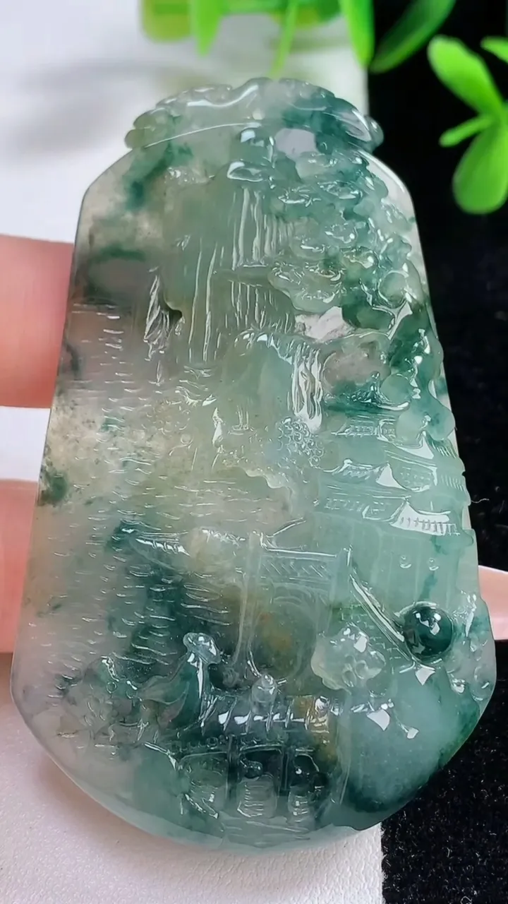 天然A货翡翠牌吊坠，尺寸70-43-10，重:44.79g
12月19日