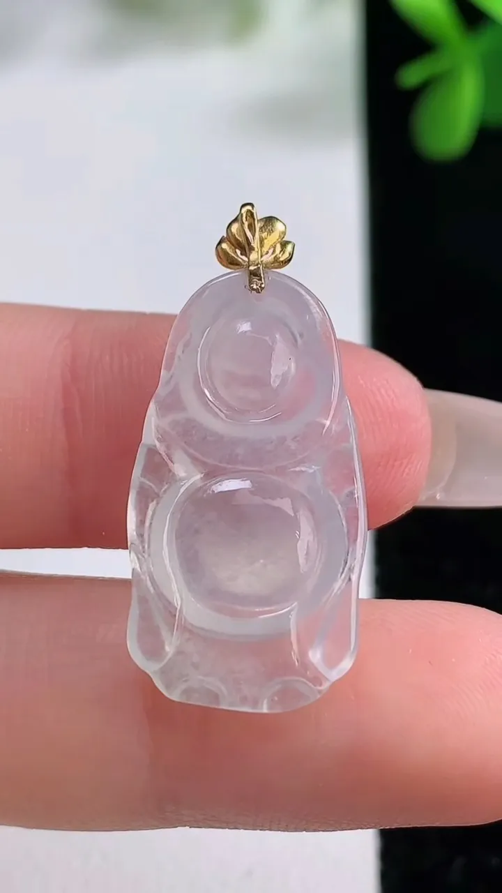 天然A货翡翠种白冰站佛 佛公吊坠，尺寸24.3-13.5-3.9，重量:2.34g
12月19日