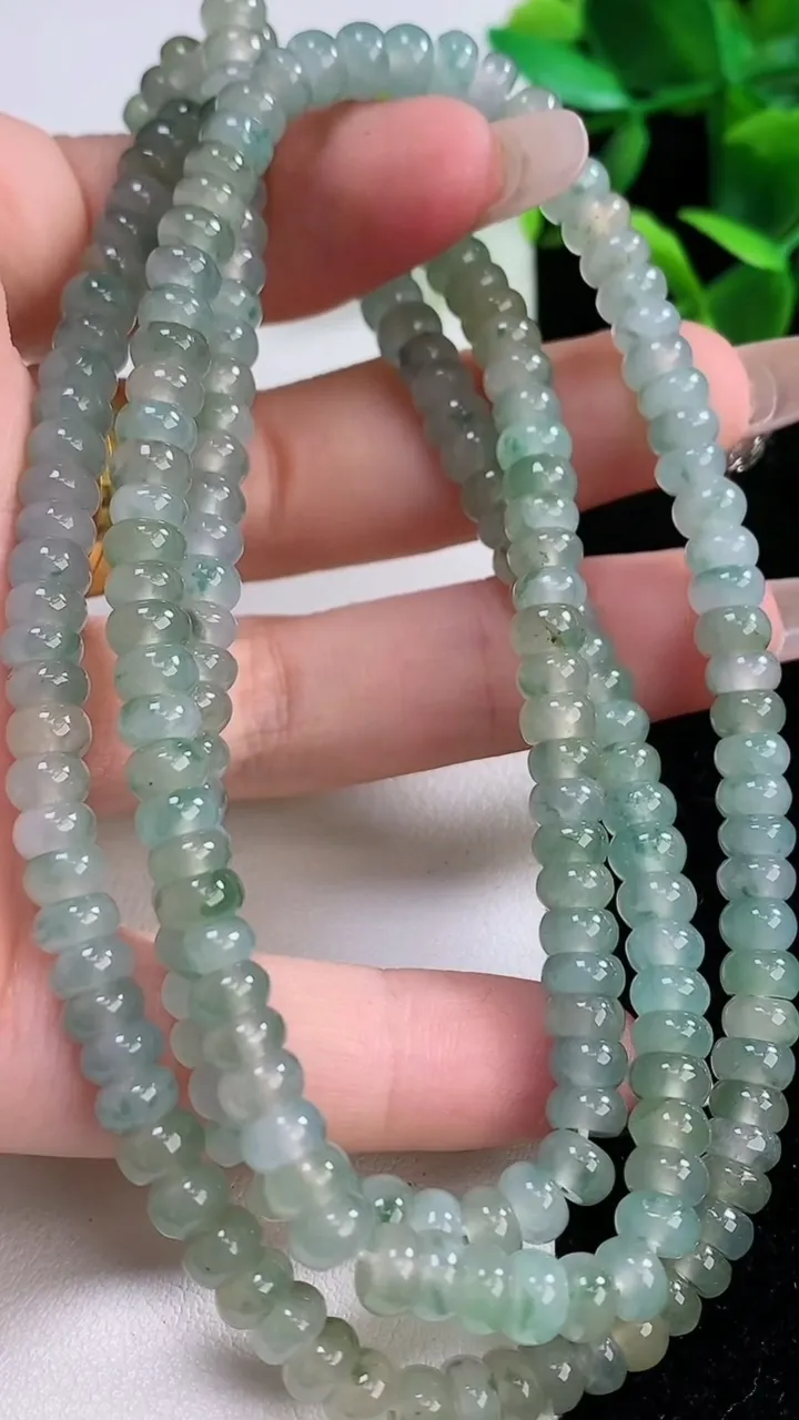 天然A货翡翠种飘花算盘珠项链，尺寸5.4-3.4，重:45.77g12月19日
工厂直销收藏佳品,种好水足，色泽均匀，有种有色，上手高大气！