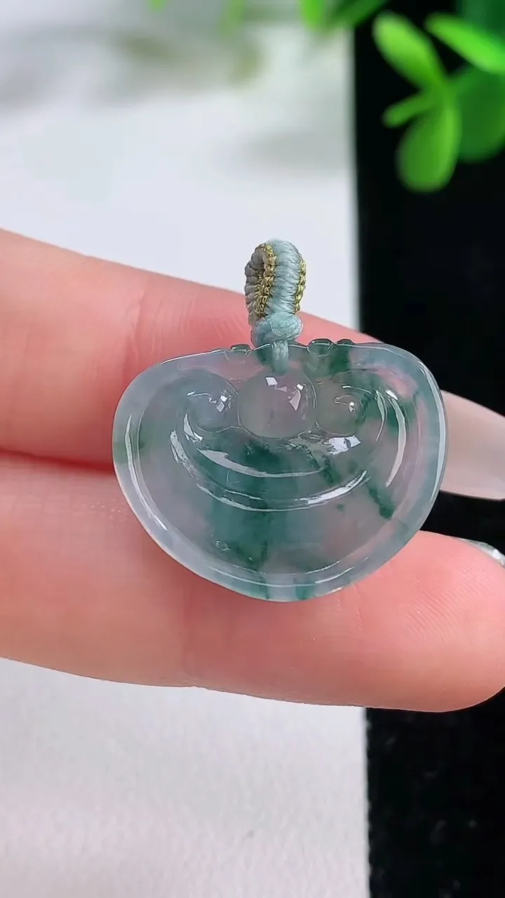 天然A货翡翠飘花如意头吊坠，尺寸18.6-22.7-4.4，重量:3.34g
12月19日