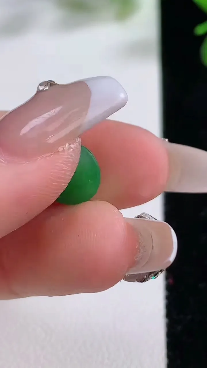 天然A货翡翠蛋面镶嵌件，尺寸10-4.8，重:0.82g
12月19日