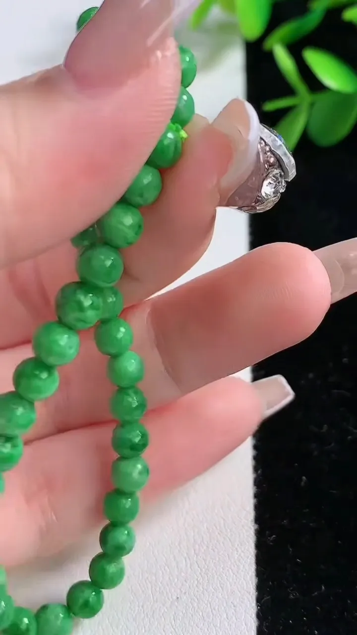天然A货翡翠圆珠手串，尺寸5.5-34颗，重:7.53g12月19日
工厂直销收藏佳品,种好水足，色泽均匀，有种有色，上手高大气！