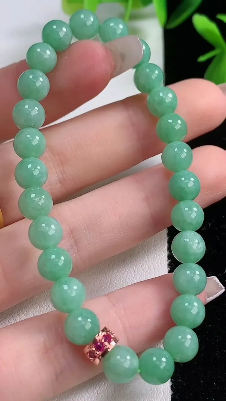 天然A货翡翠圆珠手串，尺寸6.8，重:14.31g12月19日
工厂直销收藏佳品,种好水足，色泽均匀