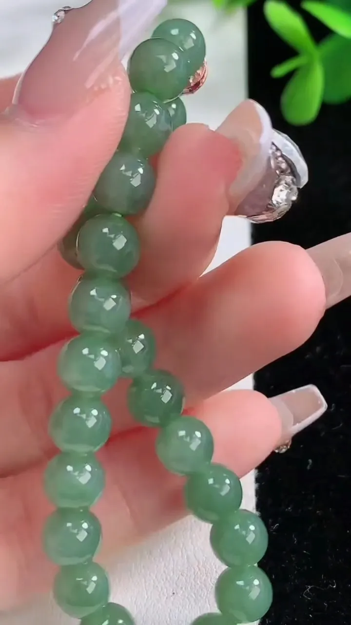 天然A货翡翠圆珠手串，尺寸6.8-25颗，重量:14.65g12月19日
工厂直销收藏佳品,种好水足，色泽均匀，有种有色，上手高大气！