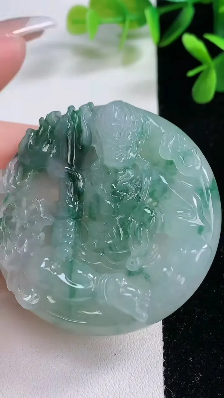 天然A货翡翠种飘花不动明王吊坠，尺寸53-11.2，重:58.20g
12月19日