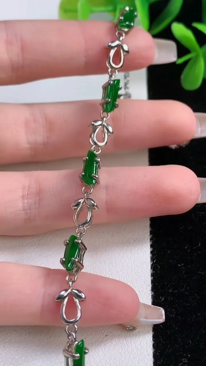 天然A货翡翠随形手链，尺寸10.5-4.5-4.2，重:4.97g
12月19日