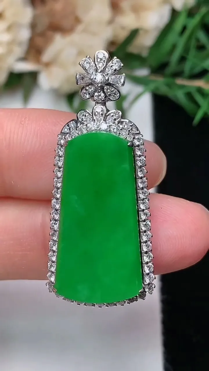 天然A货翡翠无事牌吊坠，尺寸35.7-15.3-8.2裸石23-11.5，重量:6.02g
12月19日