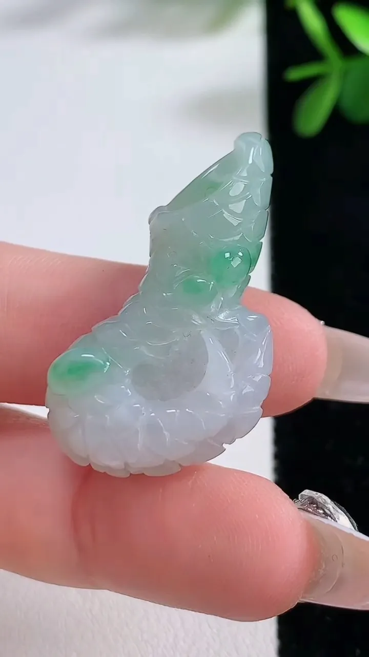 天然A货翡翠生肖蛇吊坠，尺寸30.7-13.4-12，重:10.71g
12月19日