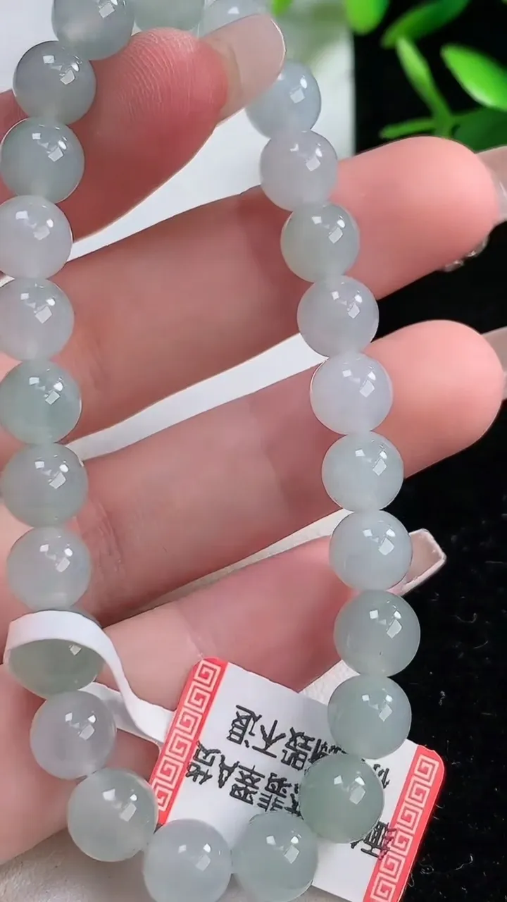 天然A货翡翠飘花圆珠手串，尺寸7.5，重:18.65g12月19日
工厂直销收藏佳品,种好水足，色泽均匀，有种有色，上手高大气！