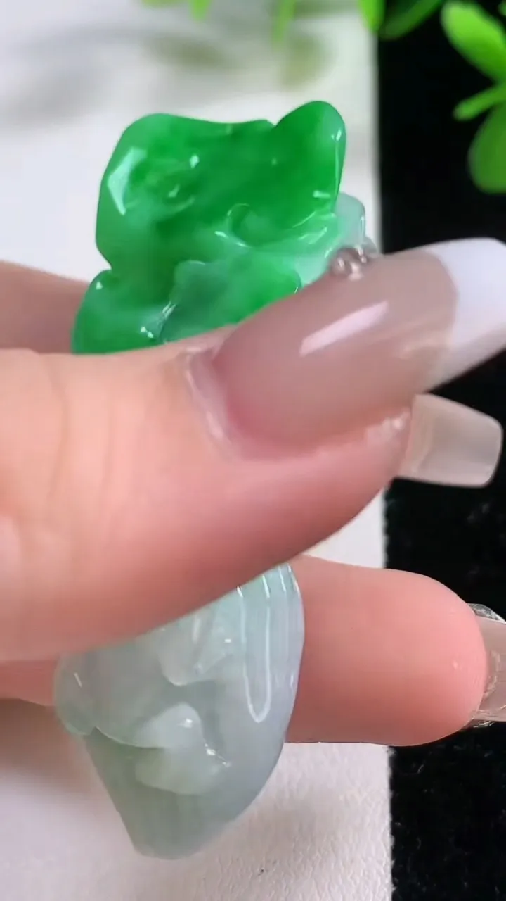 天然A货翡翠花生吊坠，尺寸58-18.6-20，重:35.59g
12月19日