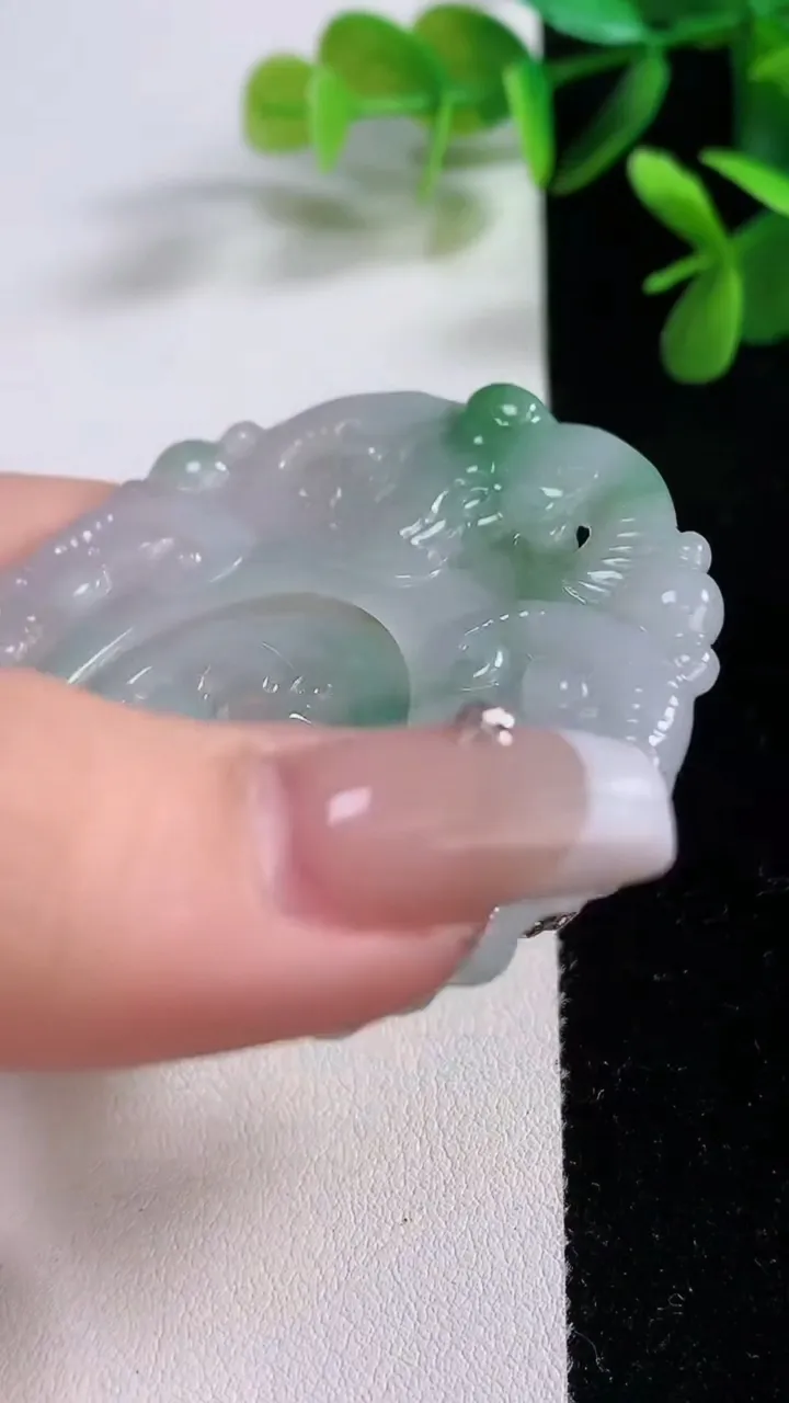 天然A货翡翠三阳开泰吊坠，尺寸55.2-54.7-5.4，重:28.62g
12月19日