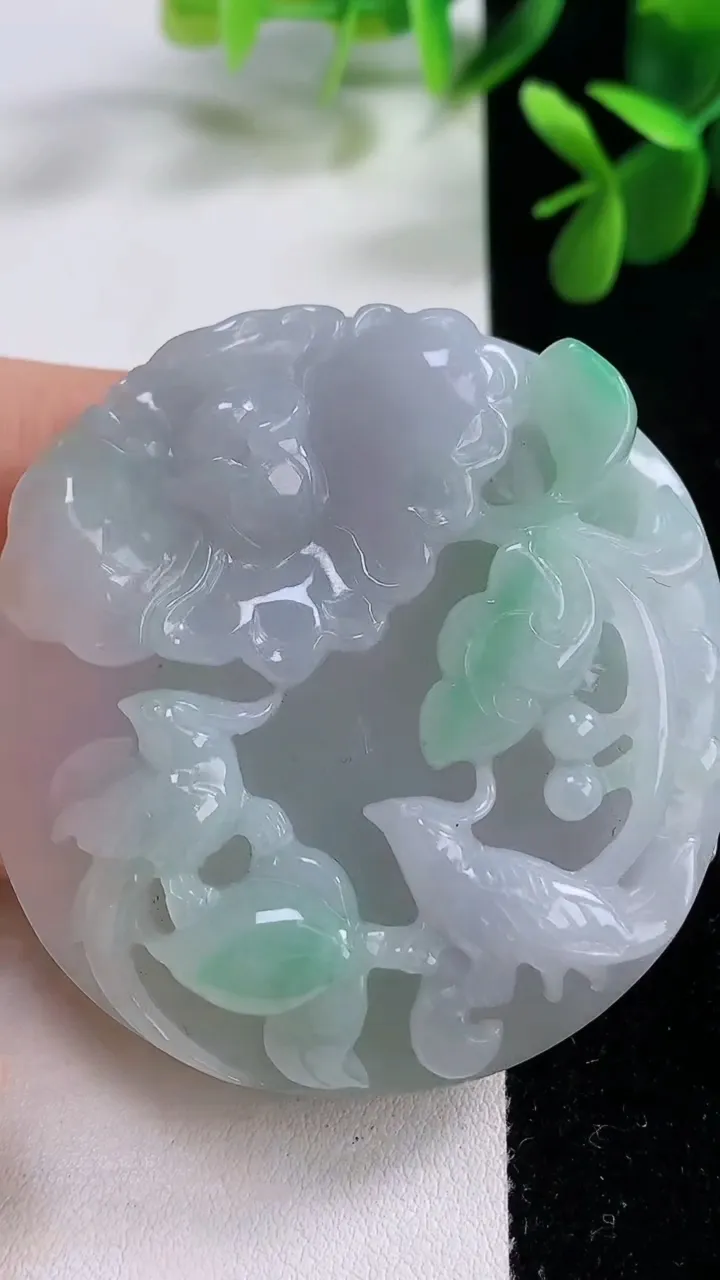 天然A货翡翠鸟语花香吊坠，尺寸51.7-10.8，重量:65.73g
12月19日