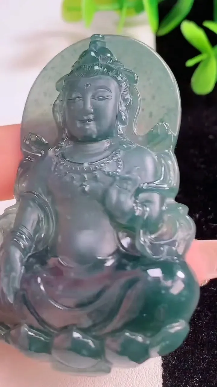 天然A货翡翠度母吊坠，尺寸70-44-9，重:39.67g
12月19日