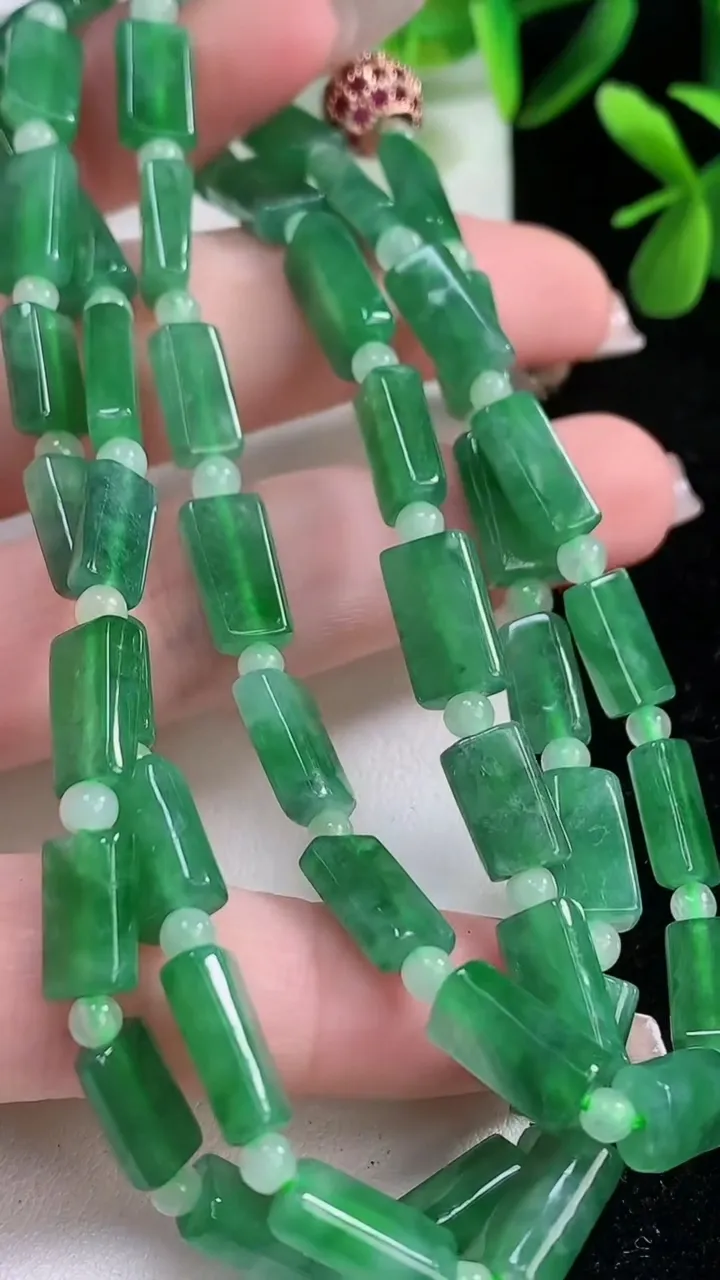 天然A货翡翠无事牌项链，尺寸10.5-6-3.6-52颗，重:36.50g12月19日
工厂直销收藏佳品,种好水足，色泽均匀，有种有色，上手高大气！