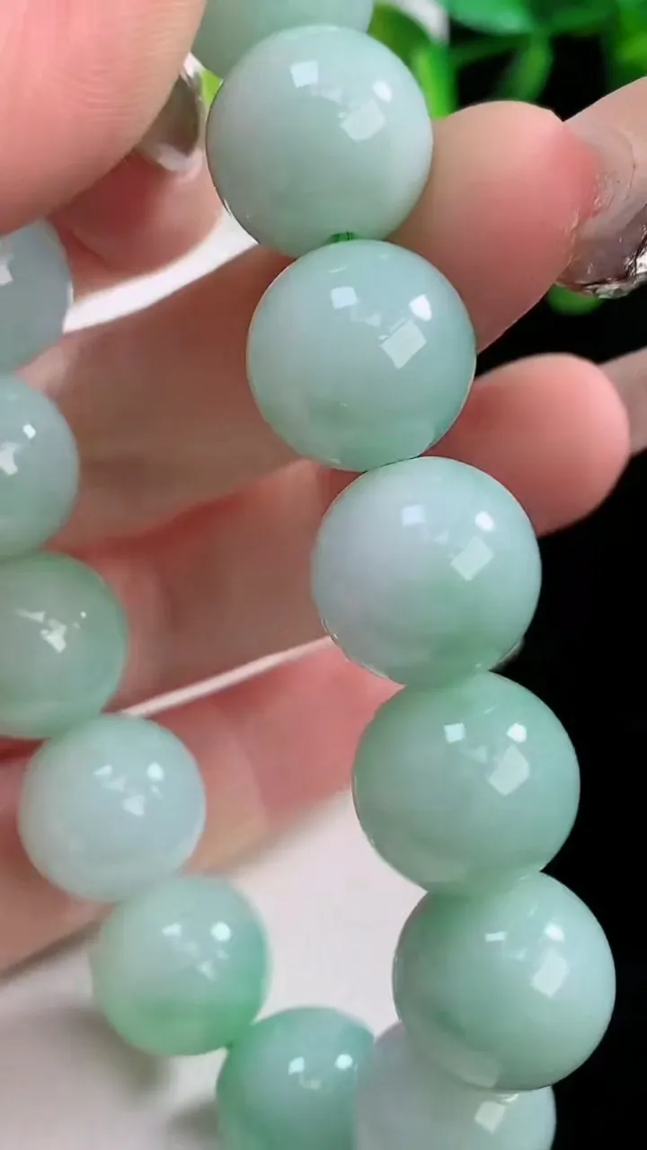 天然A货翡翠圆珠手串，尺寸13.8-15颗，重:67.26g12月19日
工厂直销收藏佳品,种好水足，色泽均匀，有种有色，上手高大气！