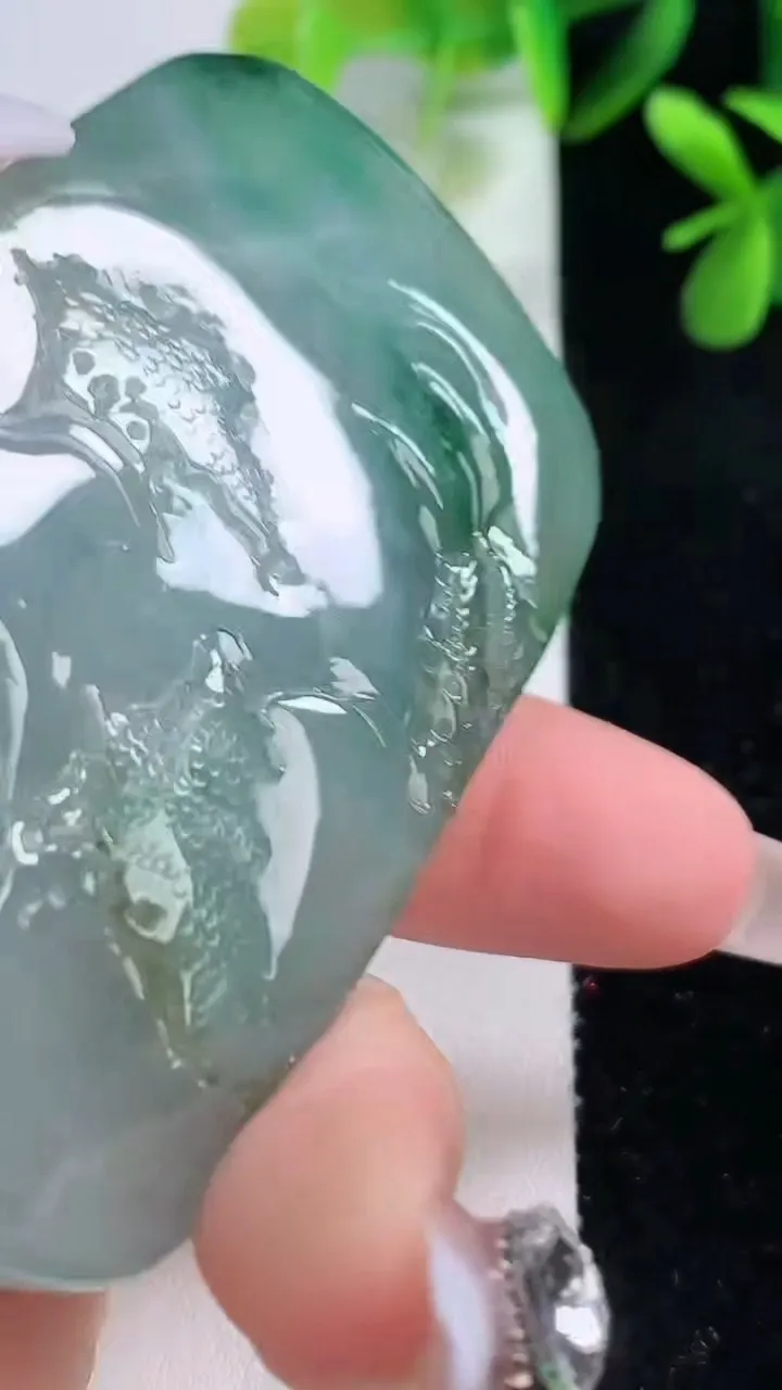 天然A货翡翠山水牌吊坠，尺寸68-43-12，重:77.34g
12月19日