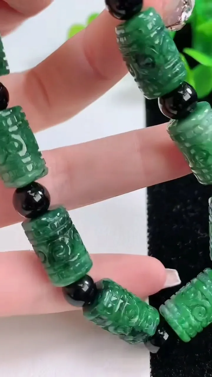 天然A货翡翠路路通手串，尺寸16.5-10.6，重:45.07g12月19日
工厂直销收藏佳品,种好水足，色泽均匀，有种有色，上手高大气！