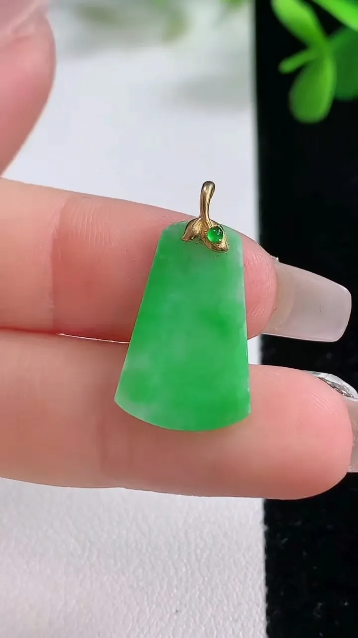 天然A货翡翠无事牌吊坠，尺寸20.5-12.5-11，重量:0.90g
12月19日