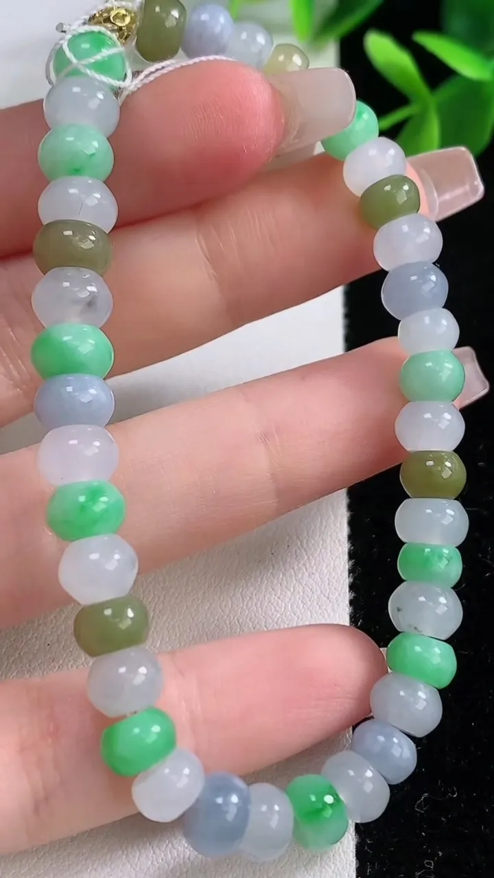 天然A货翡翠三彩算盘珠手串，尺寸7.6-5-39颗，重量:17.78g12月19日
工厂直销收藏佳品,种好水足，色泽均匀，有种有色，上手高大气！
