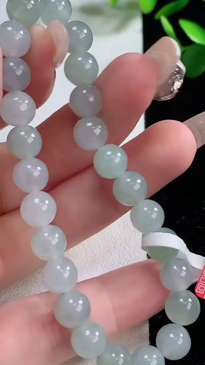 天然A货翡翠飘花圆珠手串，尺寸7.5，重:18.65g12月19日
工厂直销收藏佳品,种好水足，色泽均匀，有种有色，上手高大气！