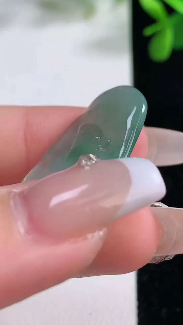 天然A货翡翠生肖鼠吊坠，尺寸35.7-17.3-2.6，重量:3.88g
12月19日