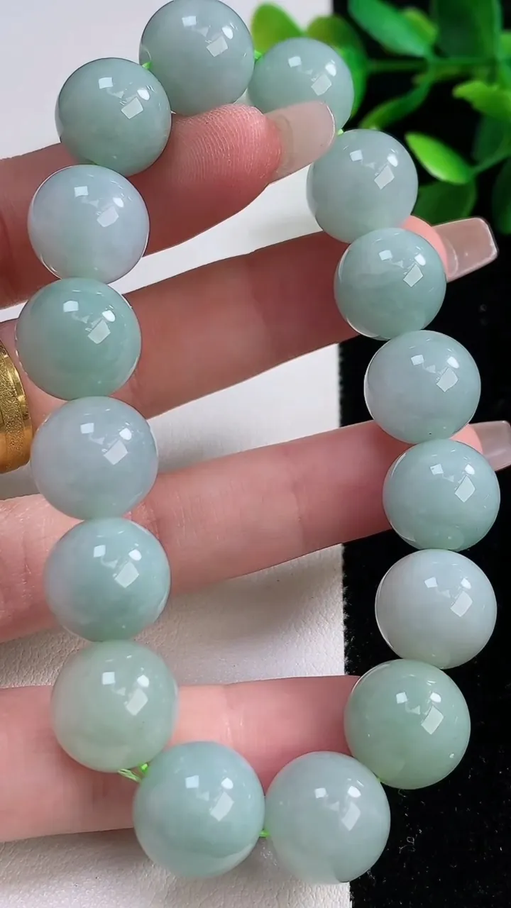 天然A货翡翠圆珠手串，尺寸13，重:63.37g12月19日
工厂直销收藏佳品,种好水足，色泽均匀，有种有色，上手高大气！