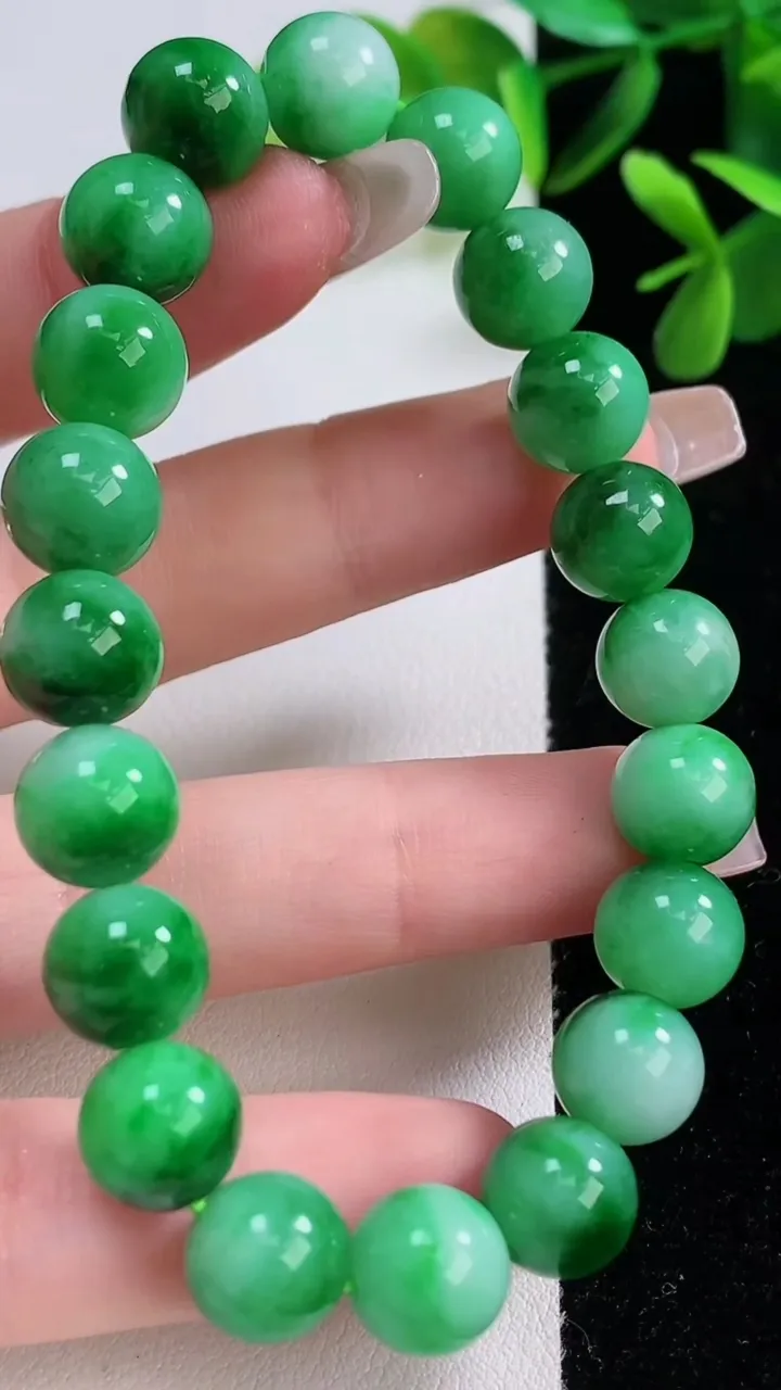 天然A货翡翠圆珠手串，尺寸9.5-20颗，重:30.72g12月19日
工厂直销收藏佳品,种好水足，色泽均匀，有种有色，上手高大气！