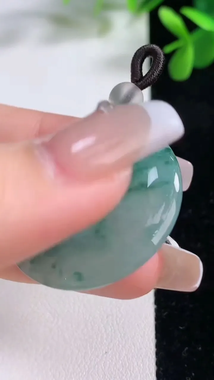 天然A货翡翠飘花平安扣吊坠，尺寸31.8-5.7，重量:13.66g
12月19日