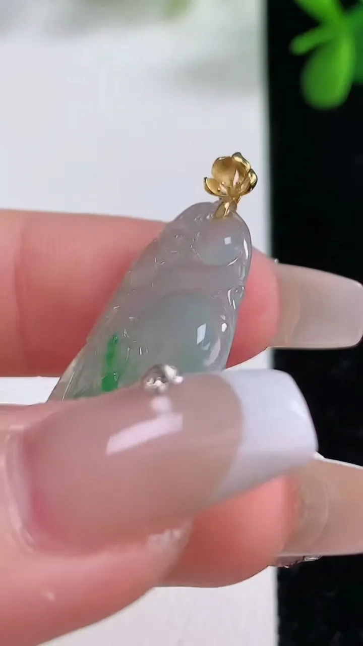 天然A货翡翠如意吊坠，尺寸30.2-15.7-3，重量:2.65g
12月19日