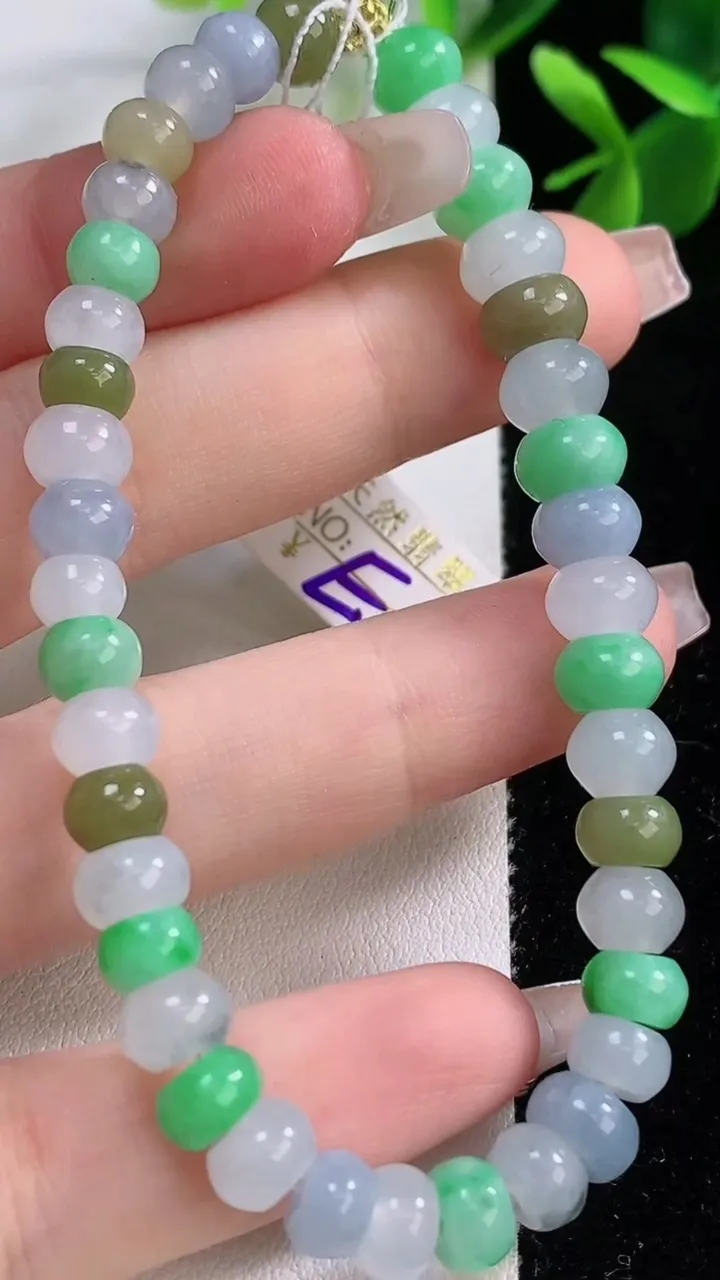 天然A货翡翠三彩算盘珠手串，尺寸7.6-5-39颗，重量:17.78g12月19日
工厂直销收藏佳品,种好水足，色泽均匀，有种有色，上手高大气！