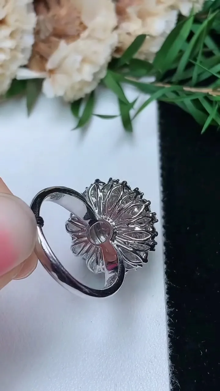 天然A货翡翠蛋面戒指，尺寸17.3-11.6-11.4，重量:5.87g2025年12月19日
工厂直销收藏佳品,种好水足，色泽均匀，有种有色，上手高大气！