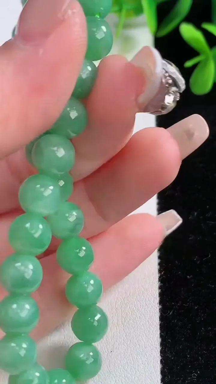 天然A货翡翠圆珠手串，尺寸7.8-24颗，重:20.40g12月19日
工厂直销收藏佳品,种好水足，色泽均匀，有种有色，上手高大气！