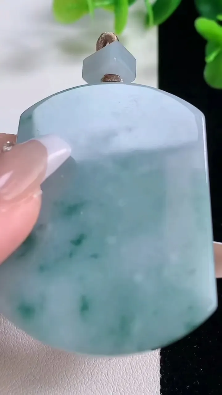 天然A货翡翠飘花无事牌吊坠，尺寸52.5-39.3-5.9，重量:37.28g
12月19日