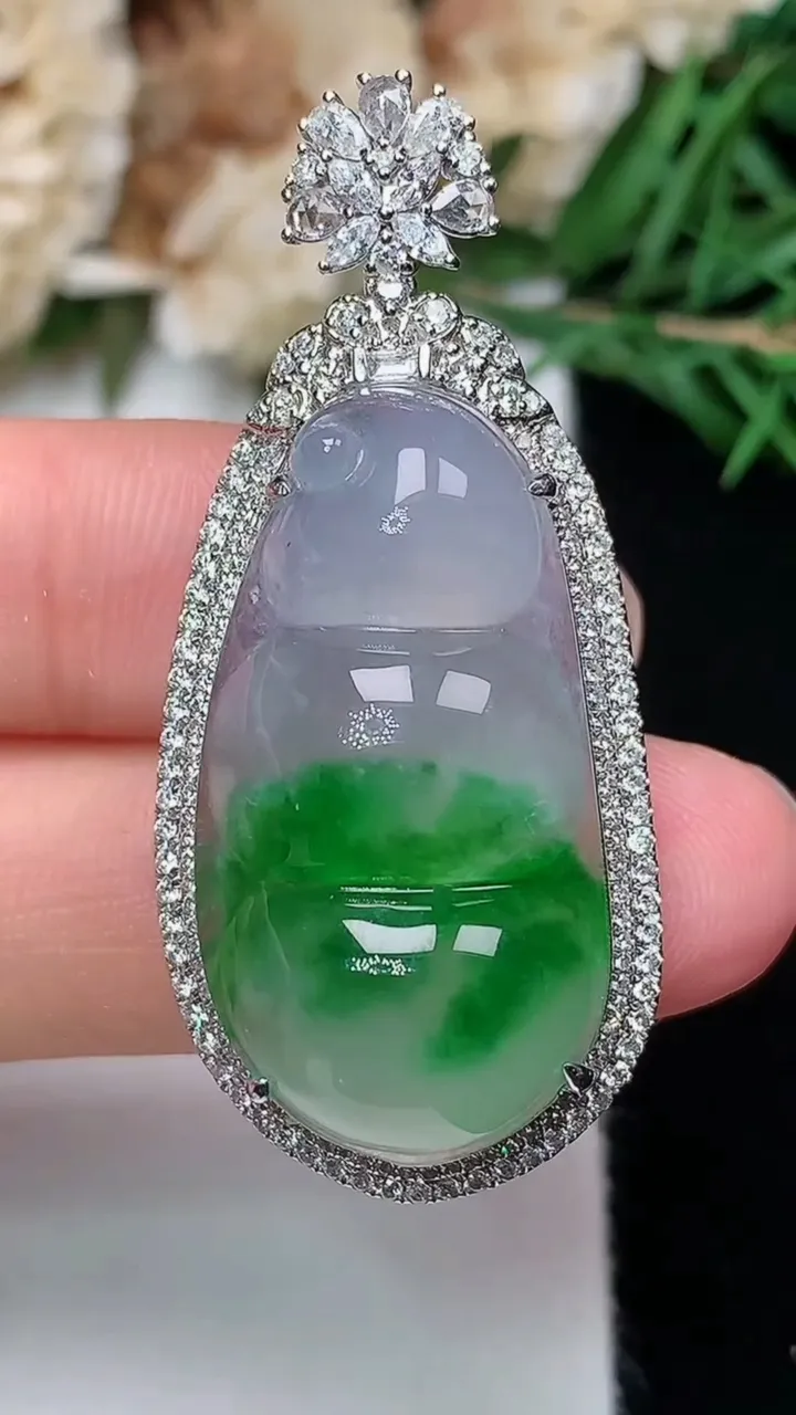 天然A货翡翠福豆吊坠，尺寸43.2-19.5-11.8，裸石29-15.3，重量:8.44g
12月