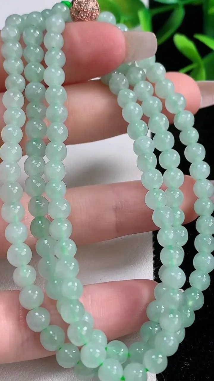天然A货翡翠圆珠项链，尺寸5.1-125颗，重:29.60g
12月19日