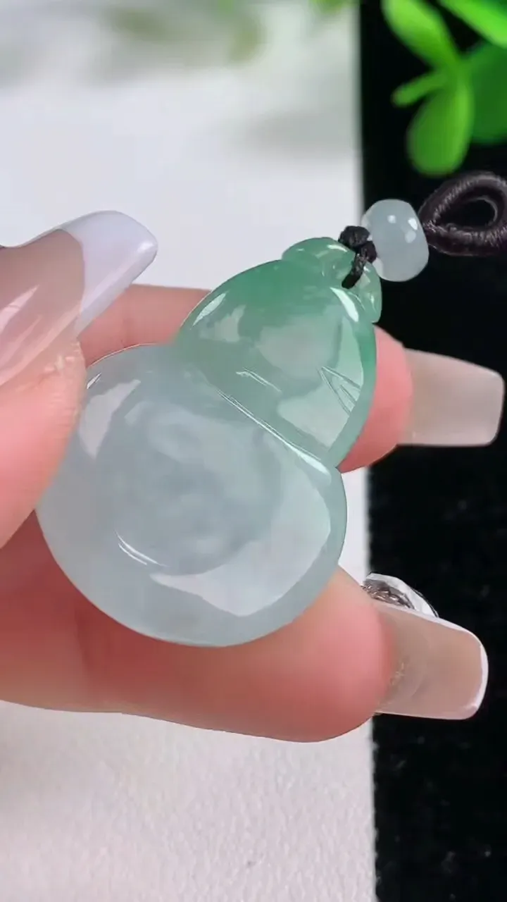 天然A货翡翠葫芦吊坠，尺寸30-22-9，重量:11.36g
12月19日