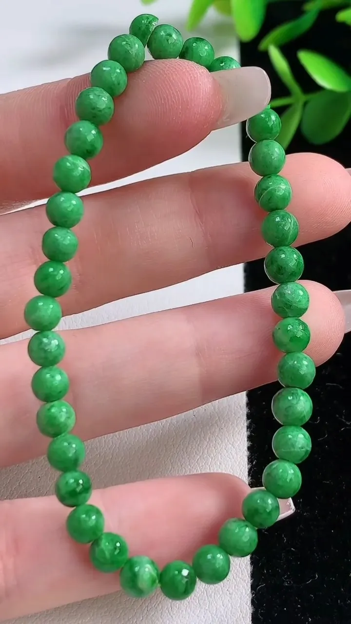 天然A货翡翠圆珠手串，尺寸5.5-34颗，重:7.53g12月19日
工厂直销收藏佳品,种好水足，色泽均匀，有种有色，上手高大气！