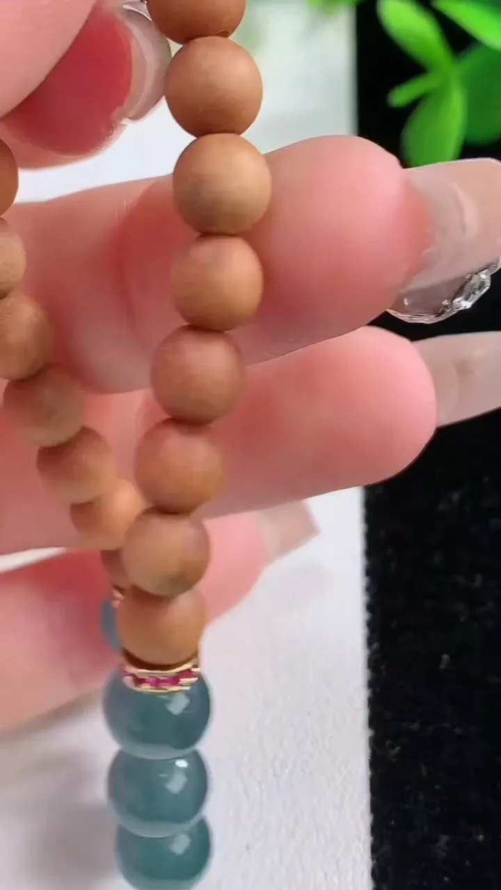 天然A货翡翠圆珠手串，尺寸7.7，重量:8.30g12月19日
工厂直销收藏佳品,种好水足，色泽均匀，有种有色，上手高大气！