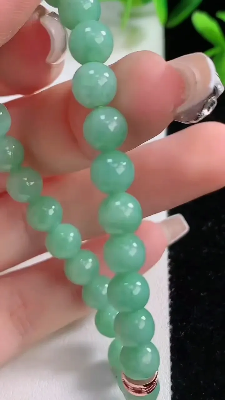天然A货翡翠圆珠手串，尺寸6.8，重:14.31g12月19日
工厂直销收藏佳品,种好水足，色泽均匀，有种有色，上手高大气！