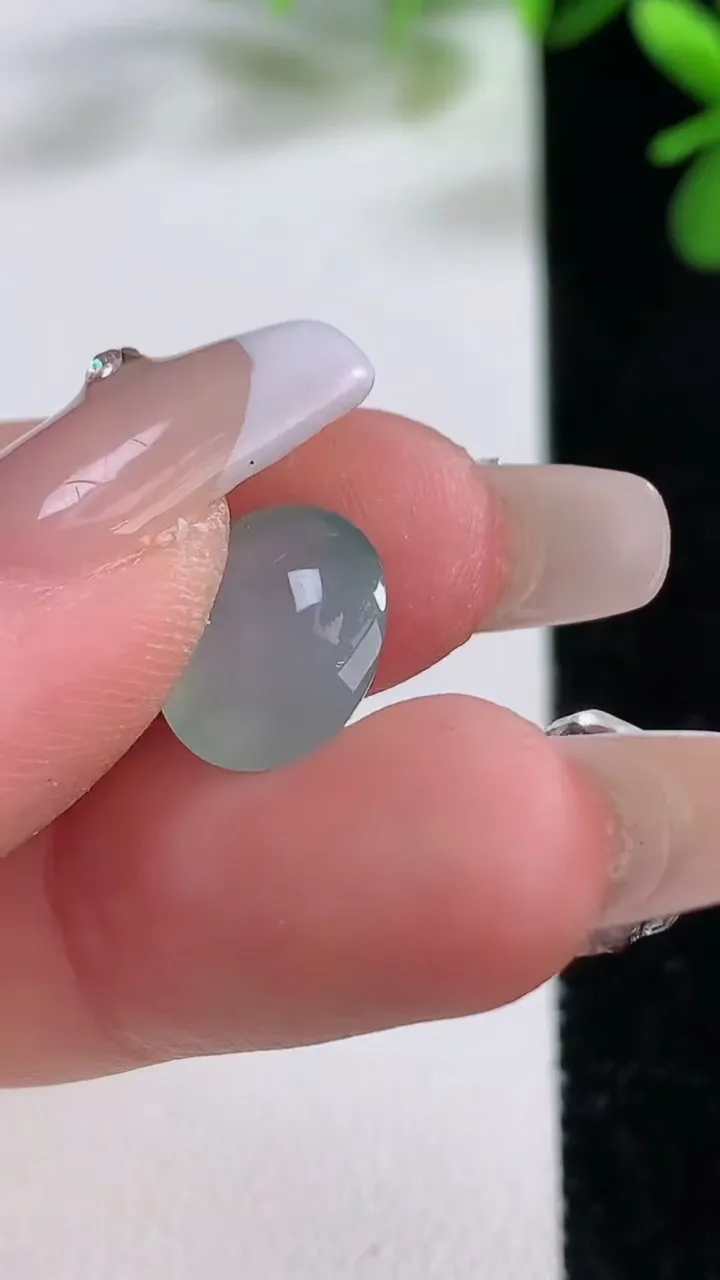 天然A货翡翠冰种飘花蛋面镶嵌件，尺寸12-11-7，重:1.45g
12月19日