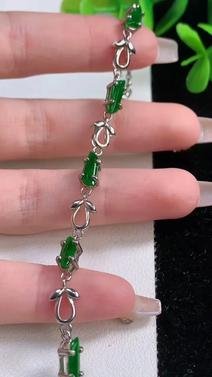 天然A货翡翠随形手链，尺寸10.5-4.5-4.2，重:4.97g
12月19日
