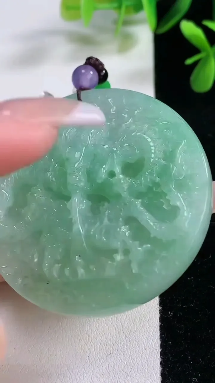 天然A货翡翠龙牌吊坠，尺寸50.8-9.5，重:42.29g
12月19日