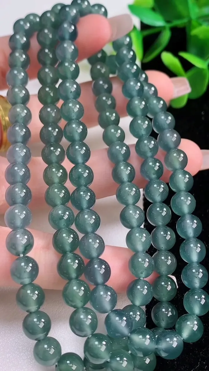 天然A货翡翠圆珠项链，尺寸7，重:64.10g12月19日
工厂直销收藏佳品,种好水足，色泽均匀，有种有色，上手高大气！