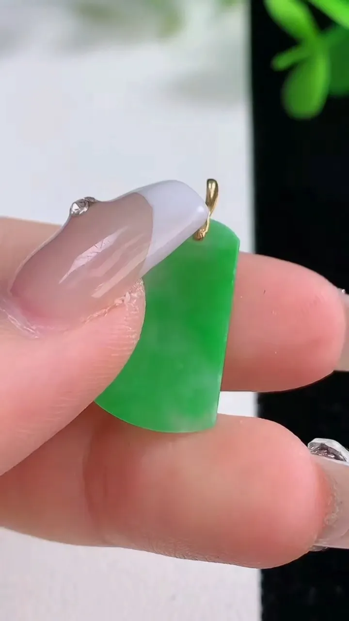 天然A货翡翠无事牌吊坠，尺寸20.5-12.5-11，重量:0.90g
12月19日