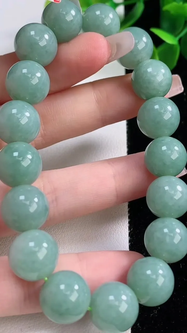 天然A货翡翠圆珠手串，尺寸12.5-17颗，重量:57.57g12月19日
工厂直销收藏佳品,种好水足，色泽均匀，有种有色，上手高大气！