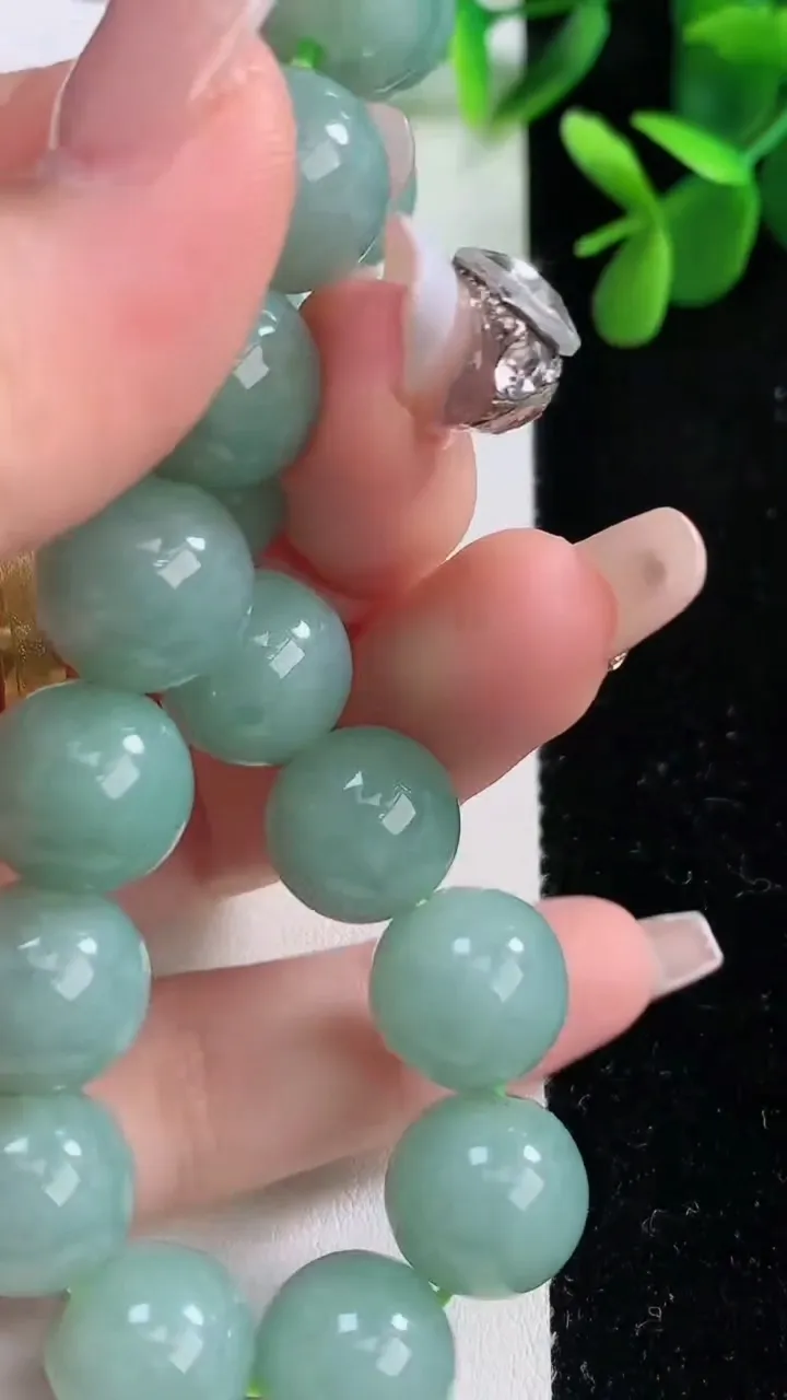 天然A货翡翠圆珠手串，尺寸12.5-17颗，重量:57.57g12月19日
工厂直销收藏佳品,种好水足，色泽均匀，有种有色，上手高大气！
